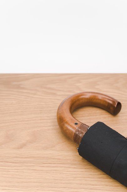 孤立的豪华折叠伞，木质桌面上的木柄图片下载