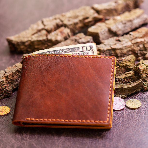 打开棕色男人的钱包，里面有钱和信用卡图片下载