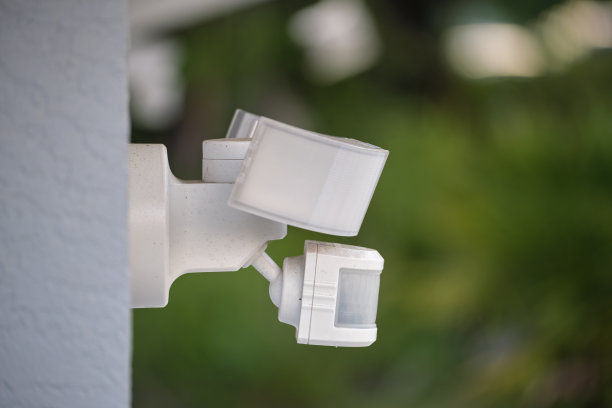 运动传感器和光探测器安装在私人住宅的外墙作为安全系统的一部分图片下载