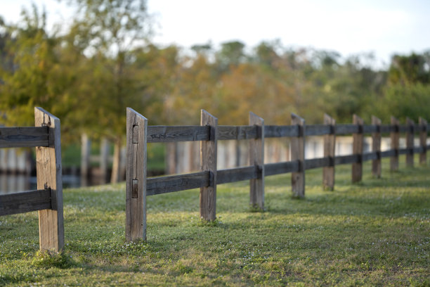 农场地面的木制围栏，用于保护牲畜和领土图片下载