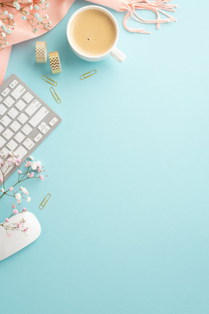 你好，春天概念。俯视图咖啡杯的垂直照片键盘电脑鼠标金色夹子胶带石膏花和粉红色格纹在孤立的粉彩蓝色背景与复制空间图片下载