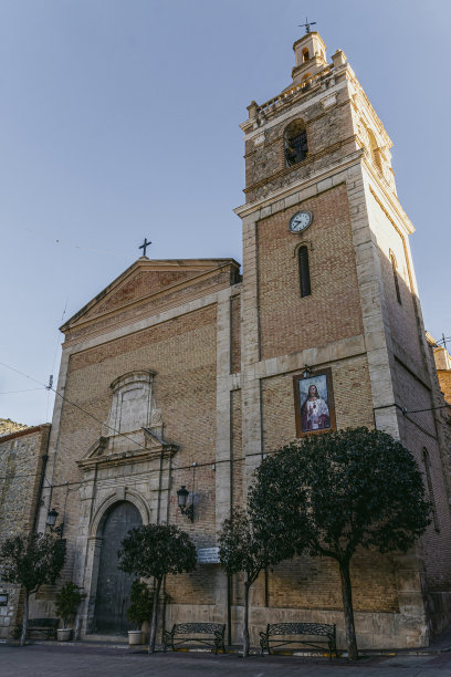老雷莱村的圣詹姆教堂。图片下载