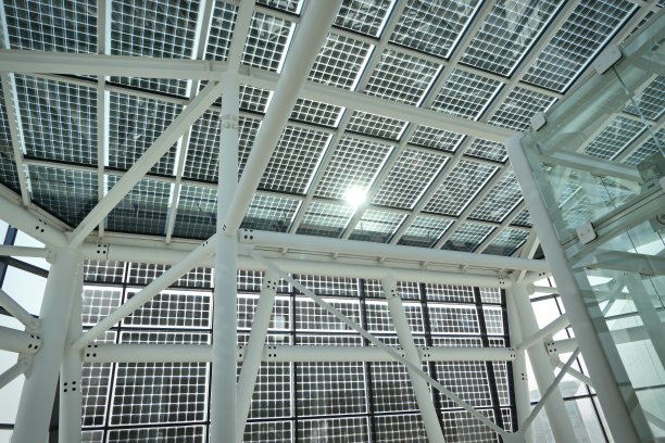 建造太阳能电池板图片下载