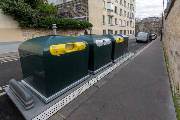 法国巴黎街道上的垃圾分类容器图片下载