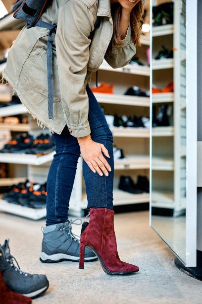 面目全非的女人在店里试穿新鞋。图片下载