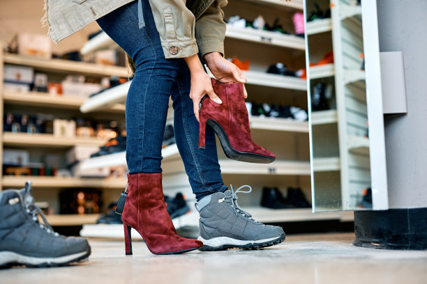 一个女人在鞋店试穿红色高跟鞋的特写镜头。图片下载