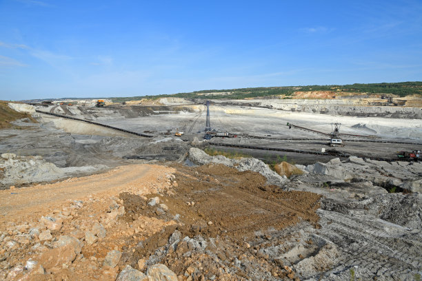露天露天矿的有趣外观。煤矿的传送带。褐煤开采全景图。图片下载