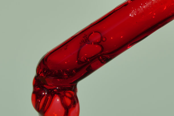 在化学实验室中提取被测产品和红色溶液的实验室试验、设备和玻璃器皿。有空间复制。高质量照片图片下载