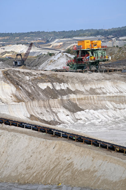 露天露天矿的有趣外观。煤矿的传送带。褐煤开采全景图。图片下载