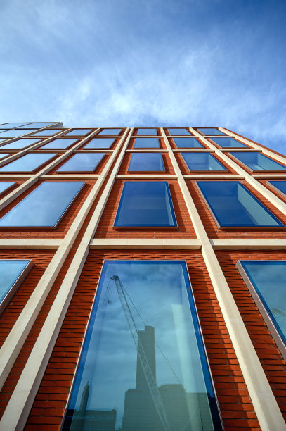 英国伦敦一座红砖蓝窗的办公楼图片下载