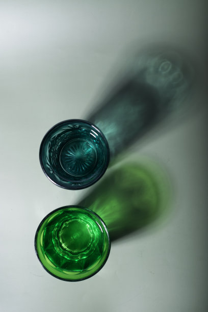 绿色眼镜从上面看，绿色背景反射图片下载