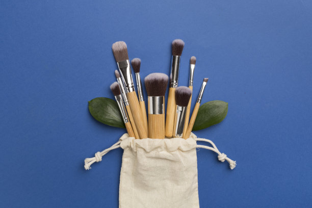 天然可生物降解化妆刷的颜色背景，俯视图图片下载