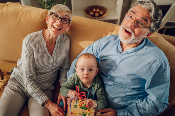 老夫妇和他们的孙子在家里玩图片下载