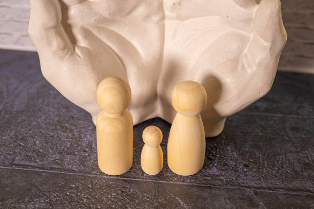 家庭人寿财产保险概念。代表家庭的木制雕像图片下载