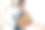 快乐的阿拉伯女士客户拿着纸板箱包装在家里图片下载