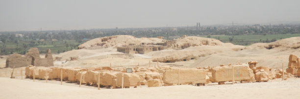 古埃及遗址，郁郁葱葱的绿色景观图片下载