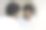 快乐的印度男人的肖像看着他在墙上的圆形镜子里的倒影，年轻人站在浴室里图片下载