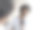 快乐的印度男人拿着吹风机，在麦克风里唱歌，在做早上美容例行公事的时候玩得很开心图片下载