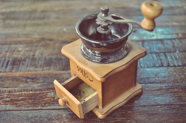 老式咖啡研磨机图片下载
