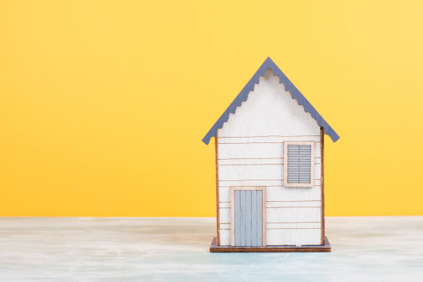 木屋，黄色背景，买房或租房，房地产概念，订家度假图片下载
