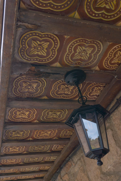 有符号和灯的旧木天花板图片下载