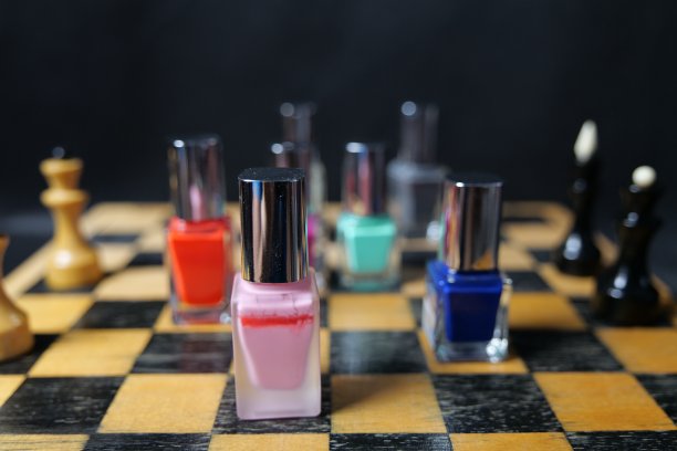 在棋盘上涂指甲油图片下载