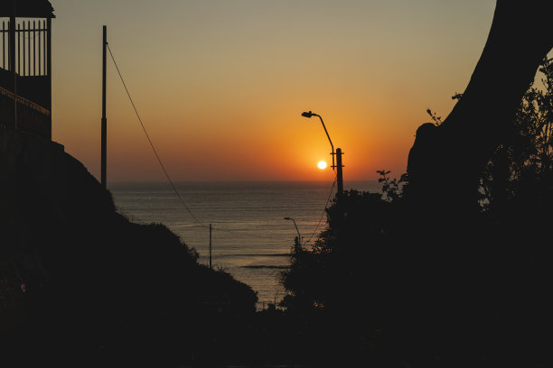 位于秘鲁利马的巴兰科，附近的巴兰科海滩和美丽的日落图片下载