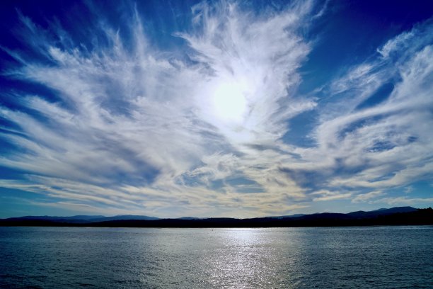 诺贝尔灰色的海水，幸运点的蓝天，梅里布拉码头，蓝宝石海岸，新南威尔士州图片下载