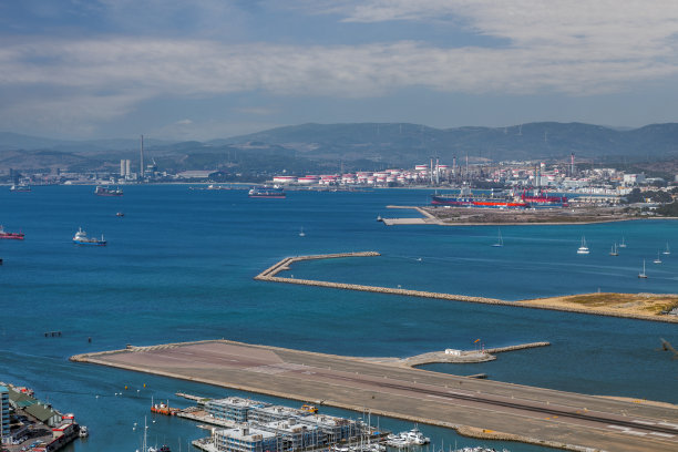 从直布罗陀岩石看直布罗陀国际机场失控。图片下载