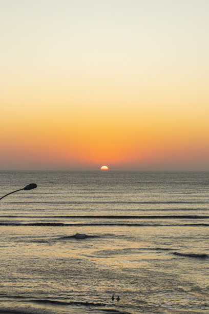 美丽的日落在巴兰科海滩，位于巴兰科区，秘鲁利马。南美图片下载