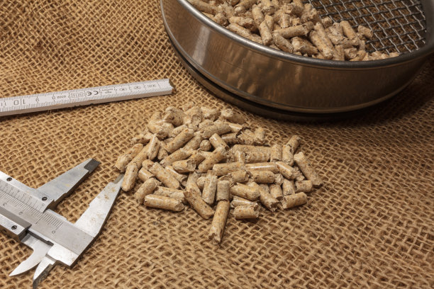 成堆的木屑放在筛子前面，旁边是棕色黄麻织物上的卡尺图片下载