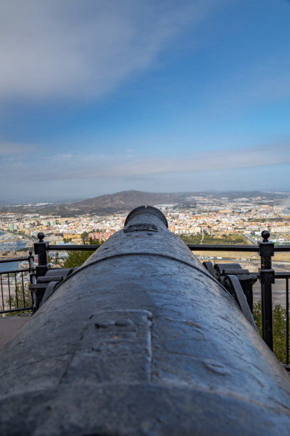一门古老的大炮瞄准了直布罗陀湾的船只。图片下载