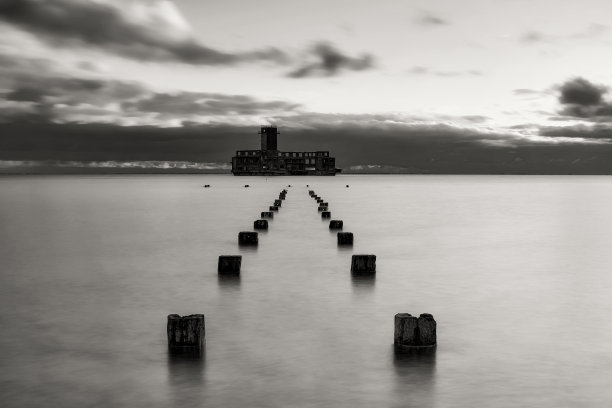 第二次世界大战时期的老式鱼雷房，用于服务潜艇、日出、波罗的海、格丁尼亚巴比多瓦伊、波兰-黑与威瑟图片下载