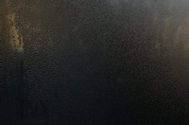 滴落在窗户玻璃上。黑色抽象背景图片下载