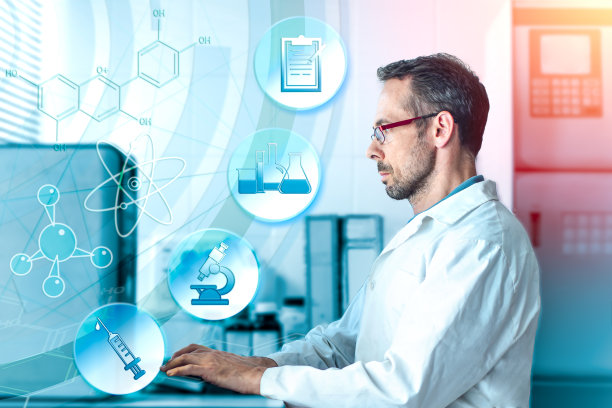 科学家在实验室的电脑上打字。研究和科学的概念。图片下载