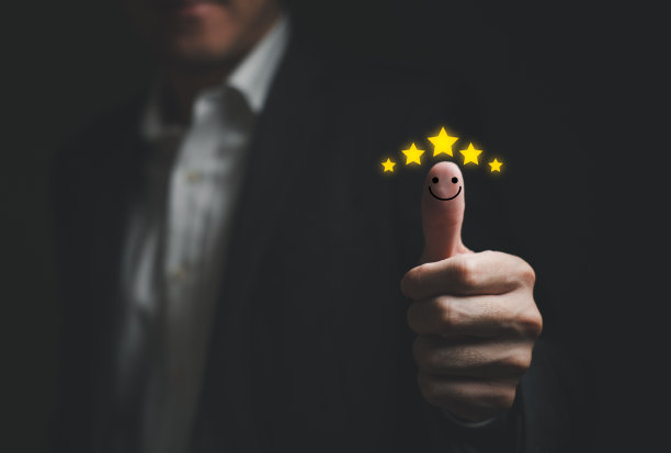 有选择地把焦点放在商务人士的手指上，同时微笑地用手指选择对优秀的客户服务给予五星评分的反馈。具有未来图标的服务评估概念图片下载