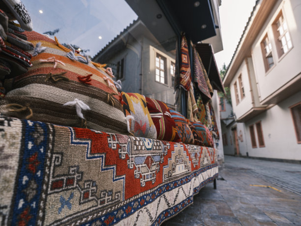 卖手工地毯和枕头的商店图片下载