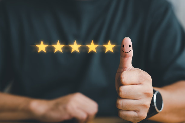 顾客体验满意概念。客户手拇指向上积极情绪笑脸图标和五星与复制空间。最佳优质服务满意度评分。图片下载