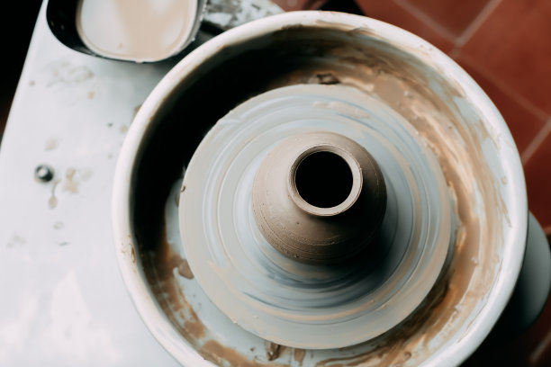 在陶工的井上新鲜制作的陶瓷碗的顶部视图图片下载