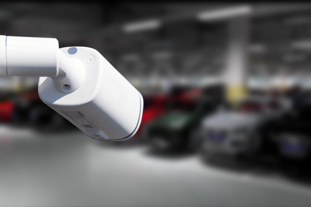 闭路电视摄像机在停车场大楼运行。副本的空间。图片下载