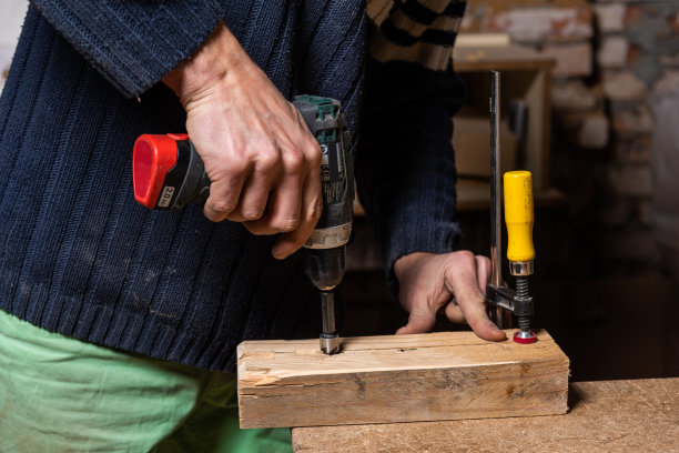木匠在家具车间工作图片下载