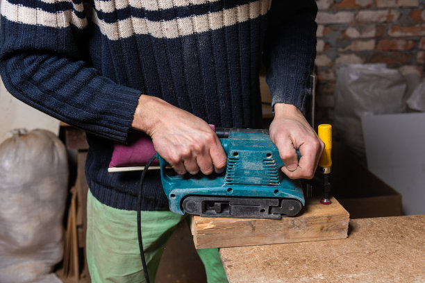 木匠在家具车间工作图片下载