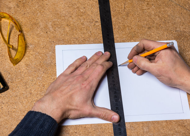 木匠在家具车间工作图片下载