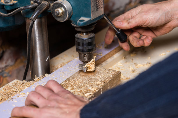 木匠在家具车间工作图片下载