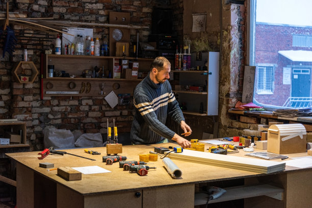 木匠在家具车间工作图片下载