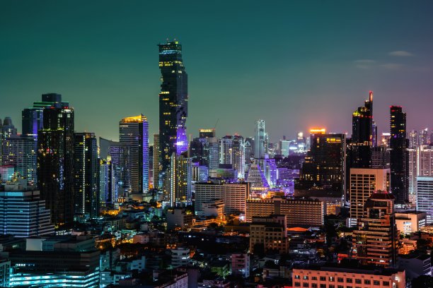 大都市中心的夜间城市景观和高层建筑。市中心商业区全景。图片下载