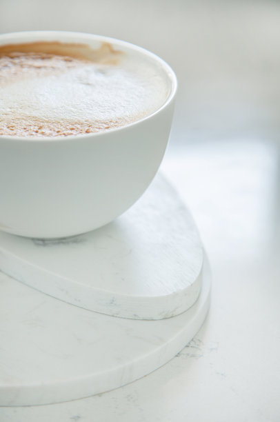 一大杯白色的卡布奇诺咖啡图片下载