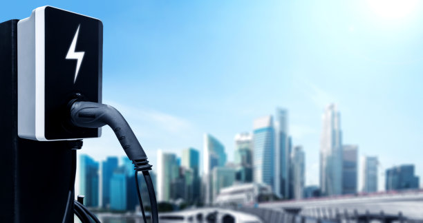 电动汽车充电站以绿色能源和可持续能源生产的生态电力为概念，供应给充电站，以减少二氧化碳排放。图片下载