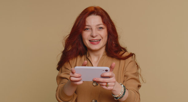 担心有趣上瘾的旅游女孩热情地玩驾驶赛车视频游戏在手机上图片下载