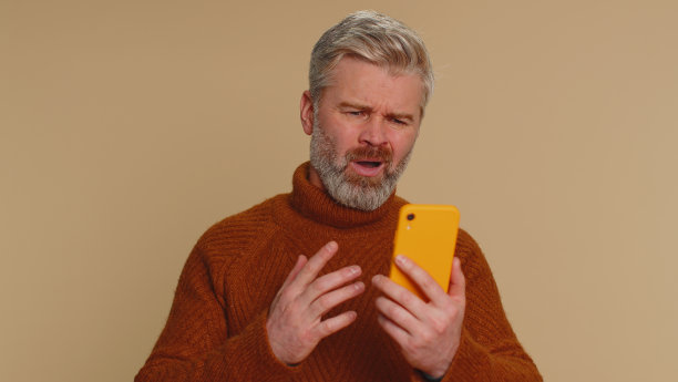 男子用智能手机打字浏览，突然意外中奖，运气不好图片下载